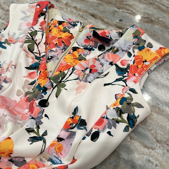 Just Taylor Floral Dress - Picture 2 of 11